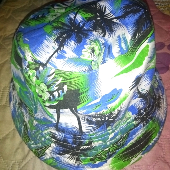 Reversible Hawaiian Style Bucket Hat Like New - Picture 3 of 3